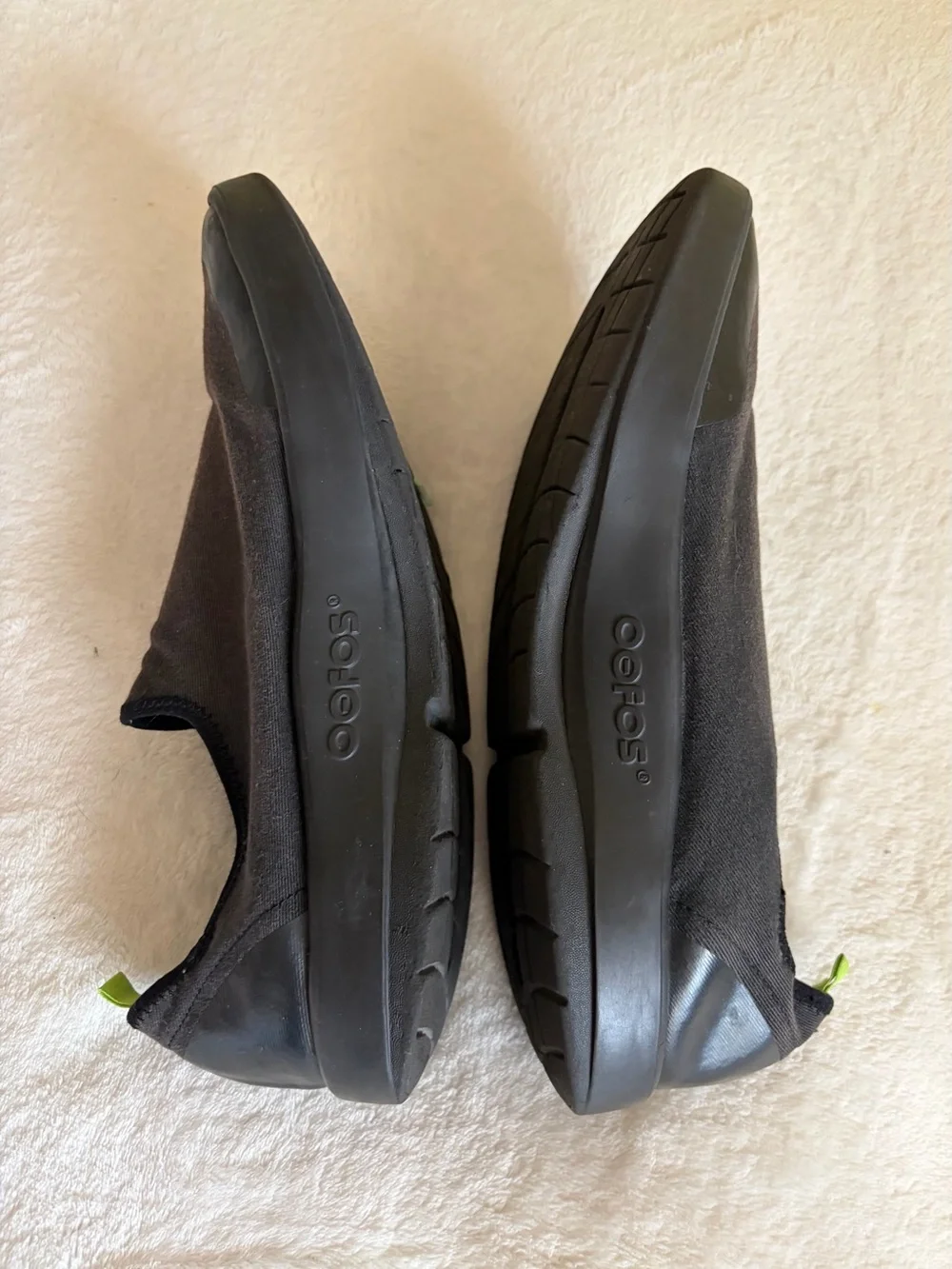 OOFOS Men's Black Slip-On Loafers with Green Insole